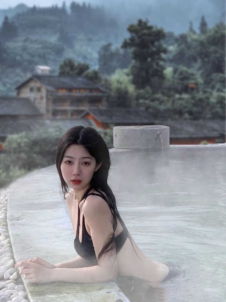 بدلة سباحة نسائية صيفية بلون و - مراجعة Bath وسعره